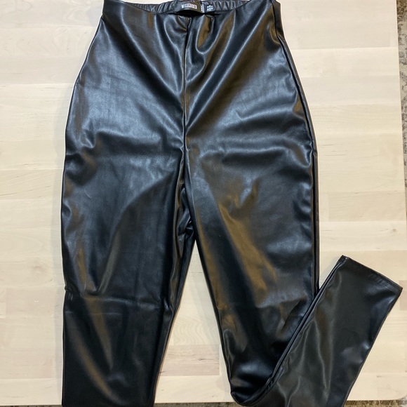 Misguided Leather look leggings - Picture 1 of 3